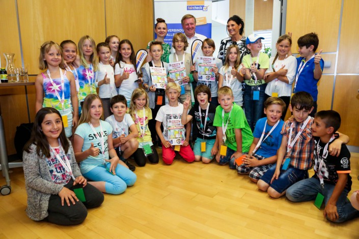 Martina Stix, Bürgermeister Zimmermann und Andrea Winkler mit den Kindern